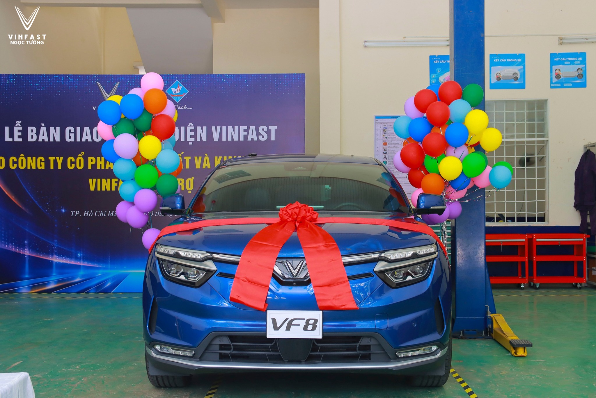 VinFast trao tặng VF 8 cho BCTECH