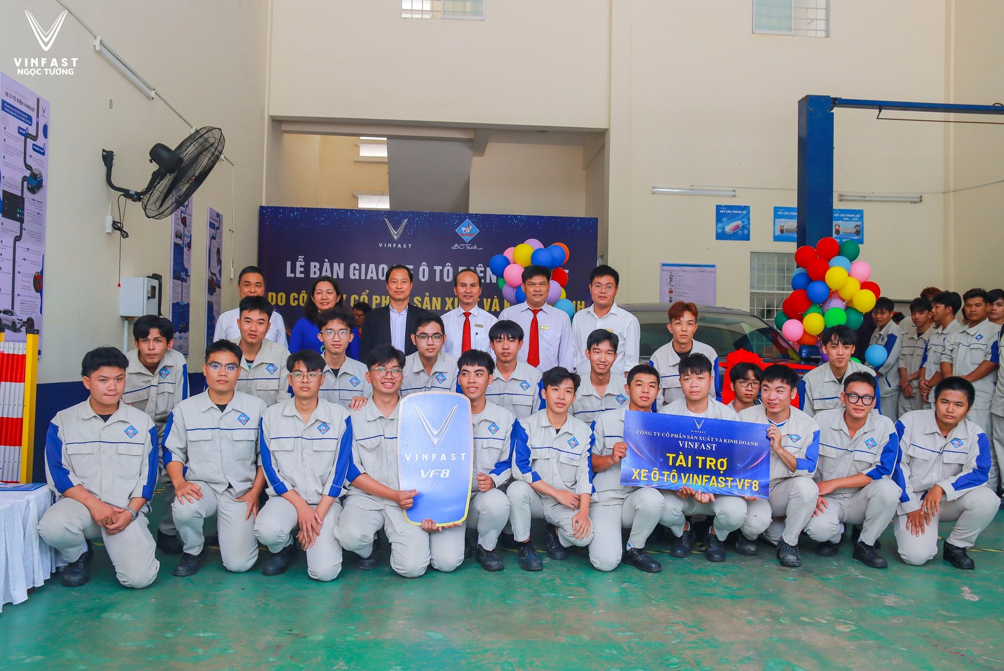 VinFast trao tặng VF 8 cho BCTECH