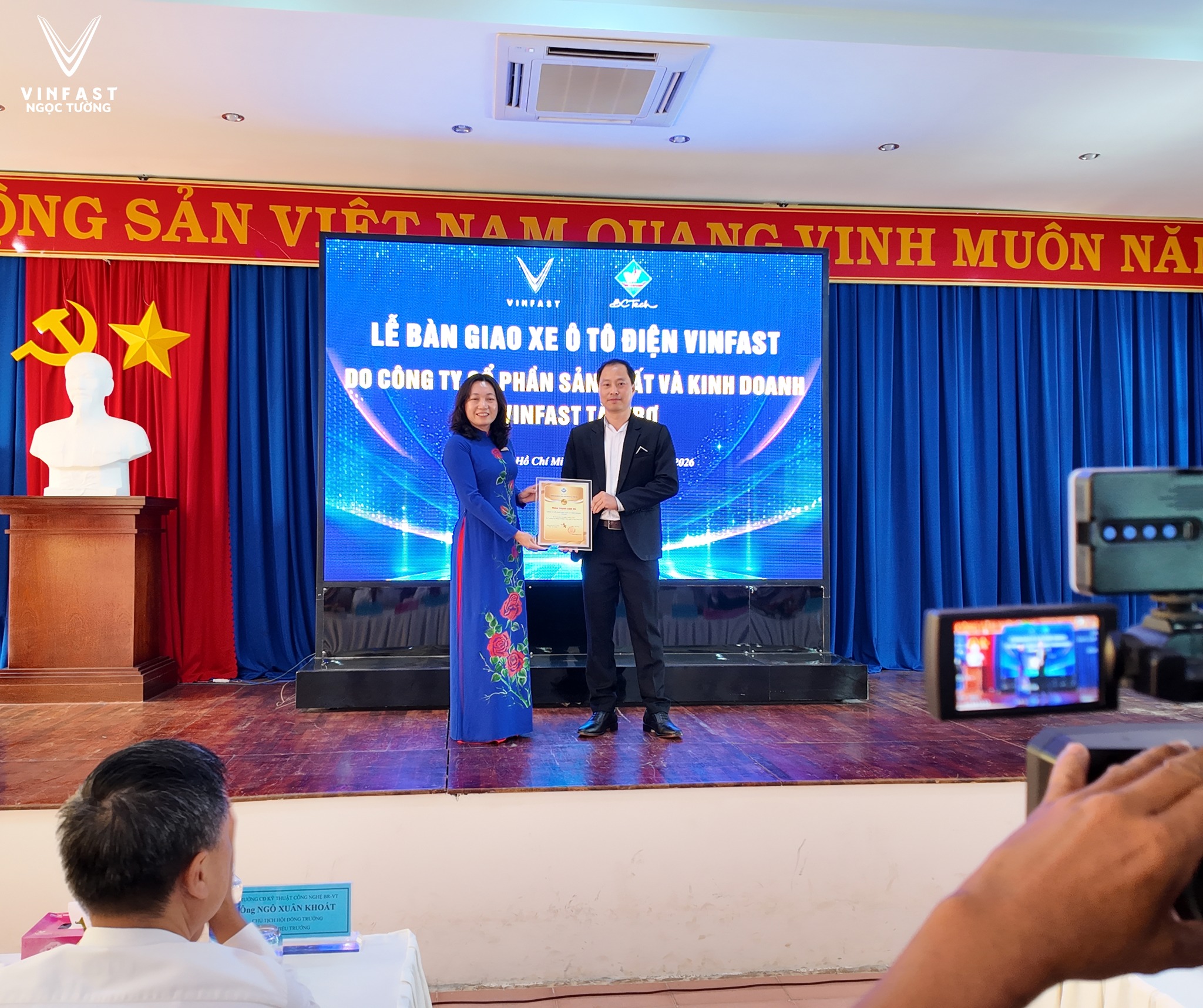 VinFast trao tặng VF 8 cho BCTECH