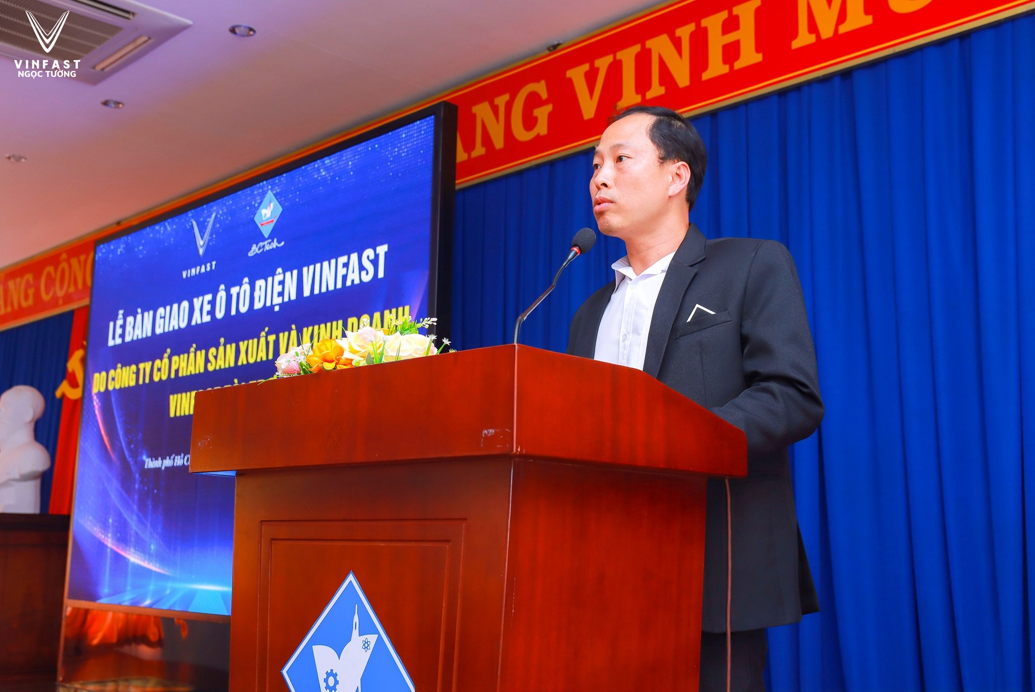 VinFast trao tặng VF 8 cho BCTECH
