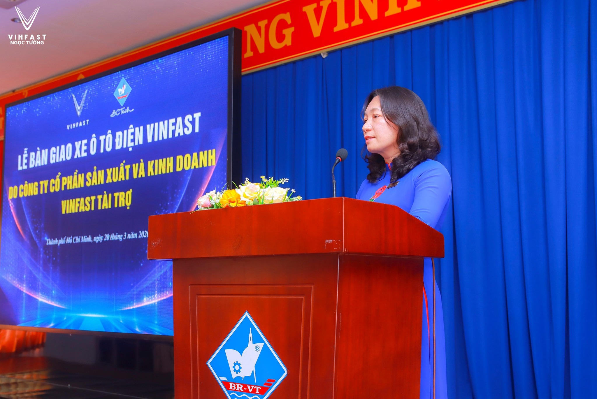 VinFast trao tặng VF 8 cho BCTECH