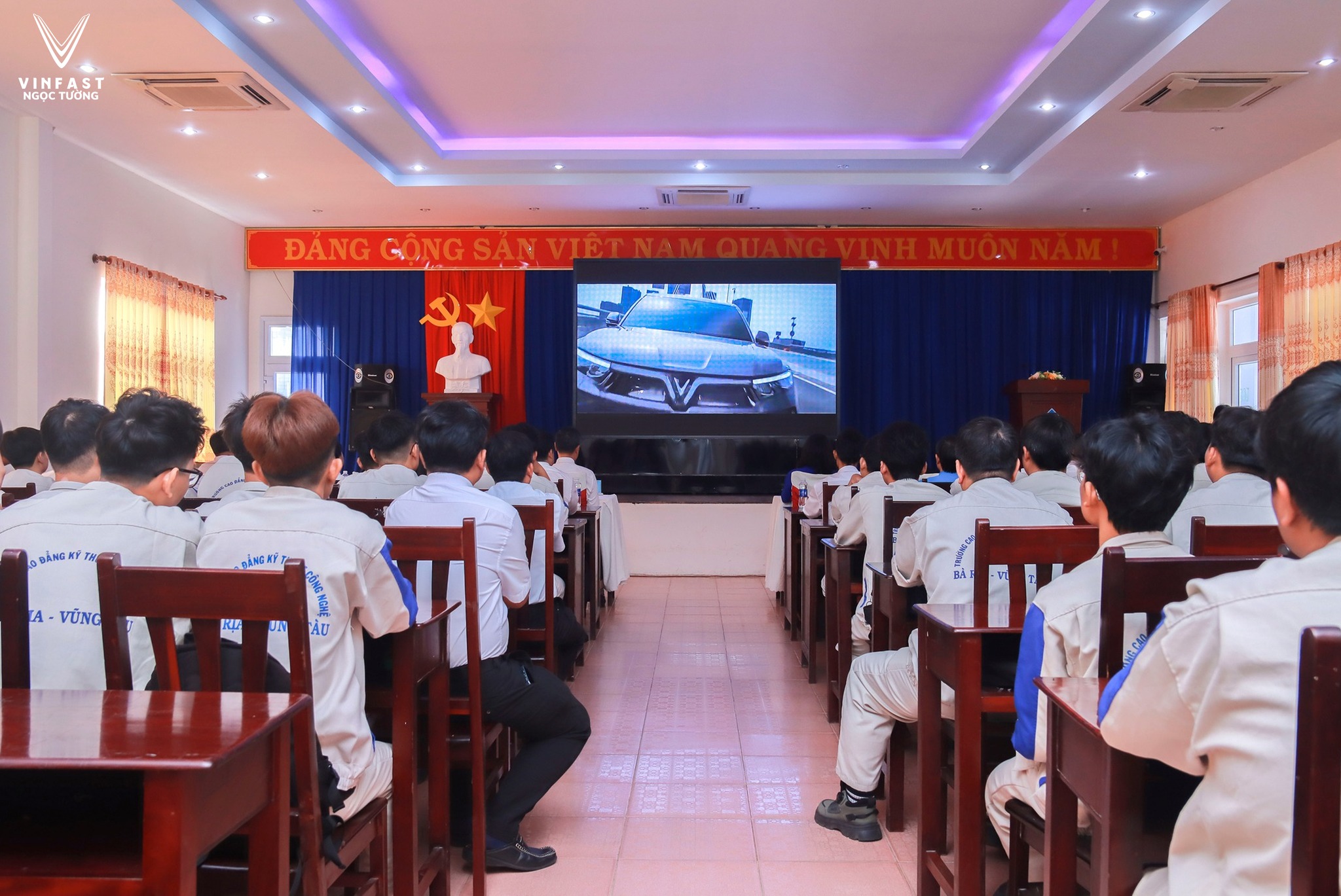 VinFast trao tặng VF 8 cho BCTECH