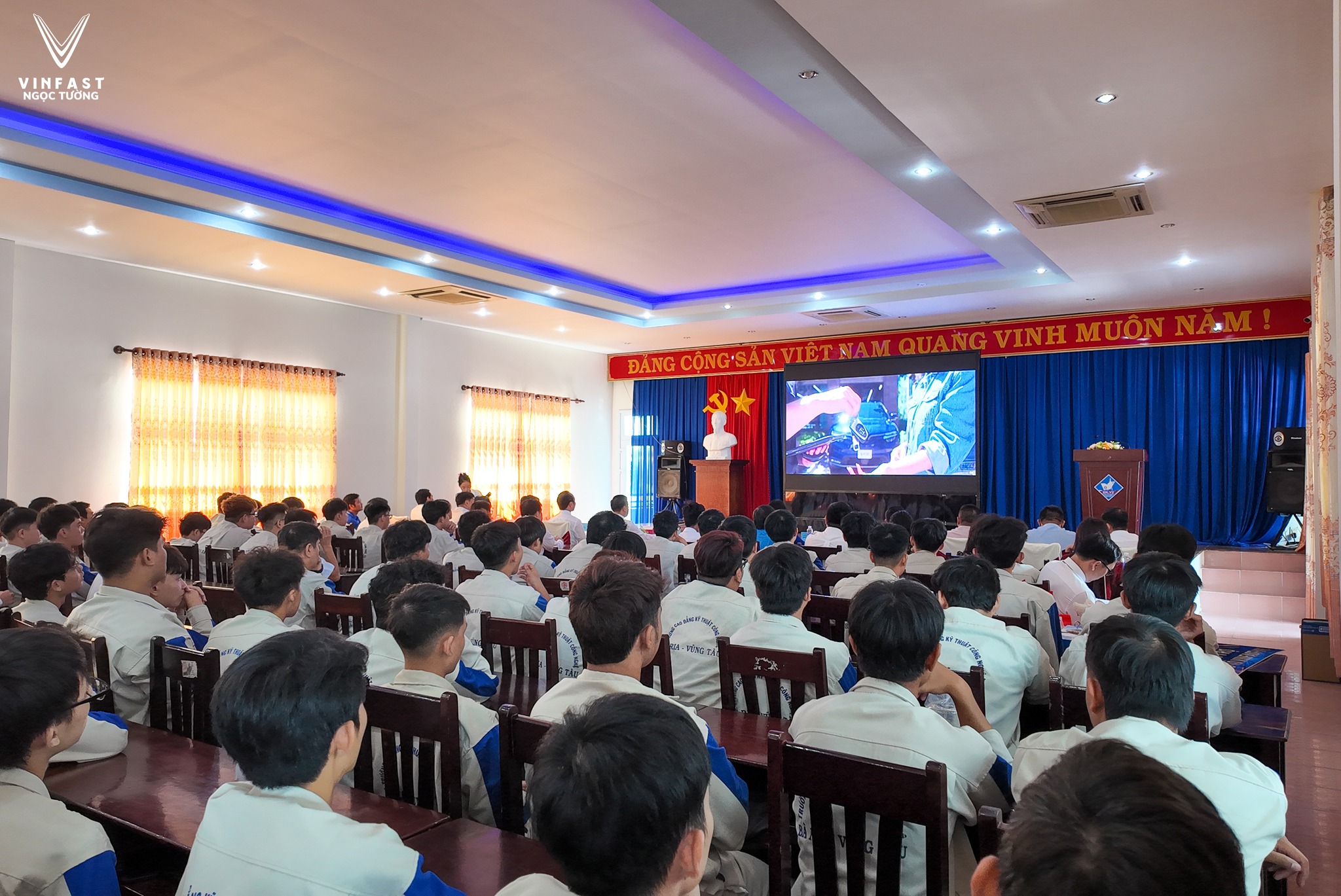 VinFast trao tặng VF 8 cho BCTECH